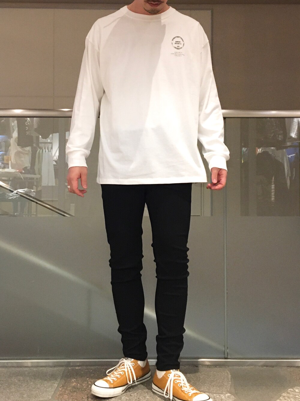 ホワイト系のパーカー、ホワイト系のTシャツ/カットソー、ブラック系のその他パンツを着用したメンズの冬コーディネートの4枚目の写真