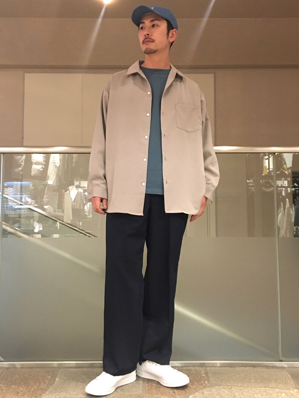 ベージュ系のシャツ/ブラウス、グリーン系のTシャツ/カットソー、ブルー系のスラックスを着用したメンズの冬コーディネートの2枚目の写真