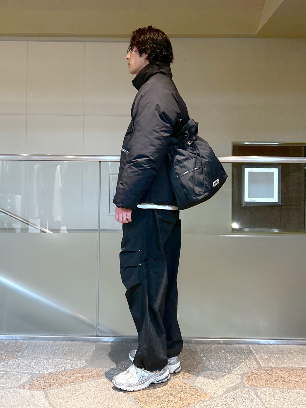 ブラック系のダウンジャケット/コート、ブラック系のその他パンツを着用したメンズの冬コーディネートの3枚目の写真