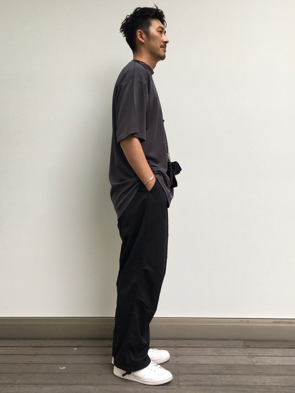 グレー系のTシャツ/カットソー、ブラック系のショルダーバッグ、ブラック系のカーゴパンツを着用したメンズの夏コーディネートの3枚目の写真