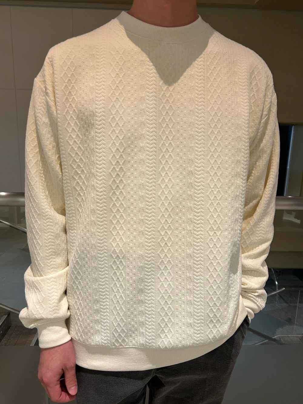 ホワイト系のTシャツ/カットソー、グレー系のデニムパンツを着用したメンズの冬コーディネートの2枚目の写真