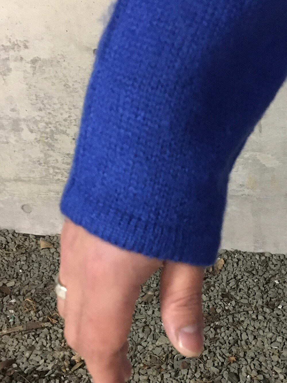 ブルー系のニット/セーター、ブルー系のデニムパンツを着用したメンズの冬コーディネートの5枚目の写真