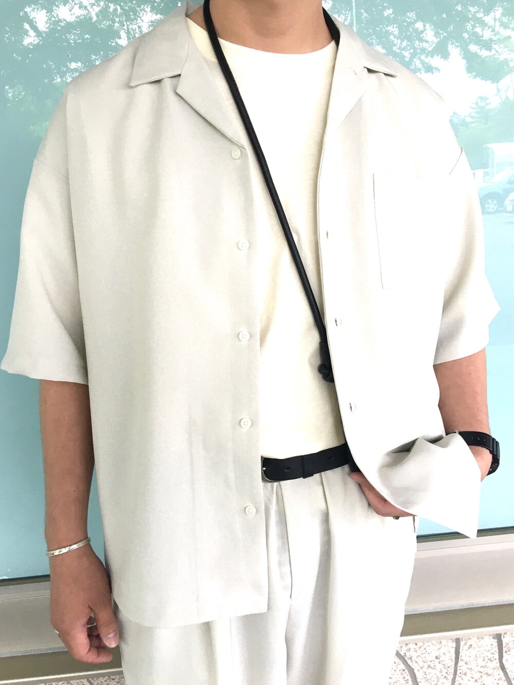 ホワイト系のシャツ/ブラウス、ホワイト系のその他パンツ、ベージュ系のTシャツ/カットソーを着用したメンズの夏コーディネートの4枚目の写真