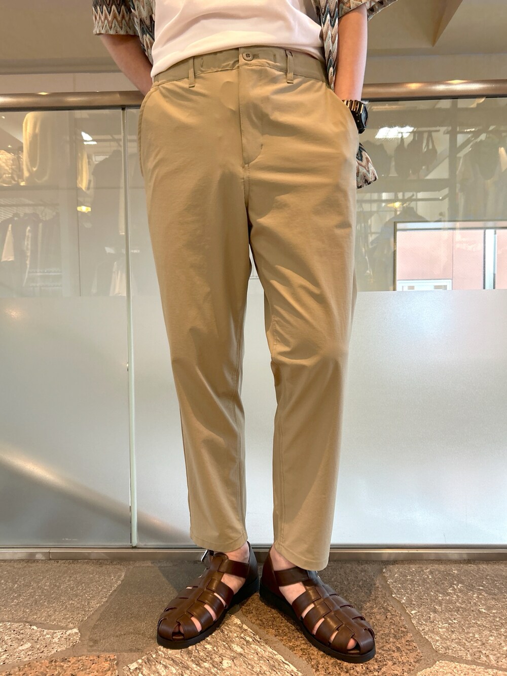 ベージュ系のシャツ/ブラウス、ホワイト系のタンクトップ、ベージュ系のその他パンツを着用したメンズの夏コーディネートの3枚目の写真