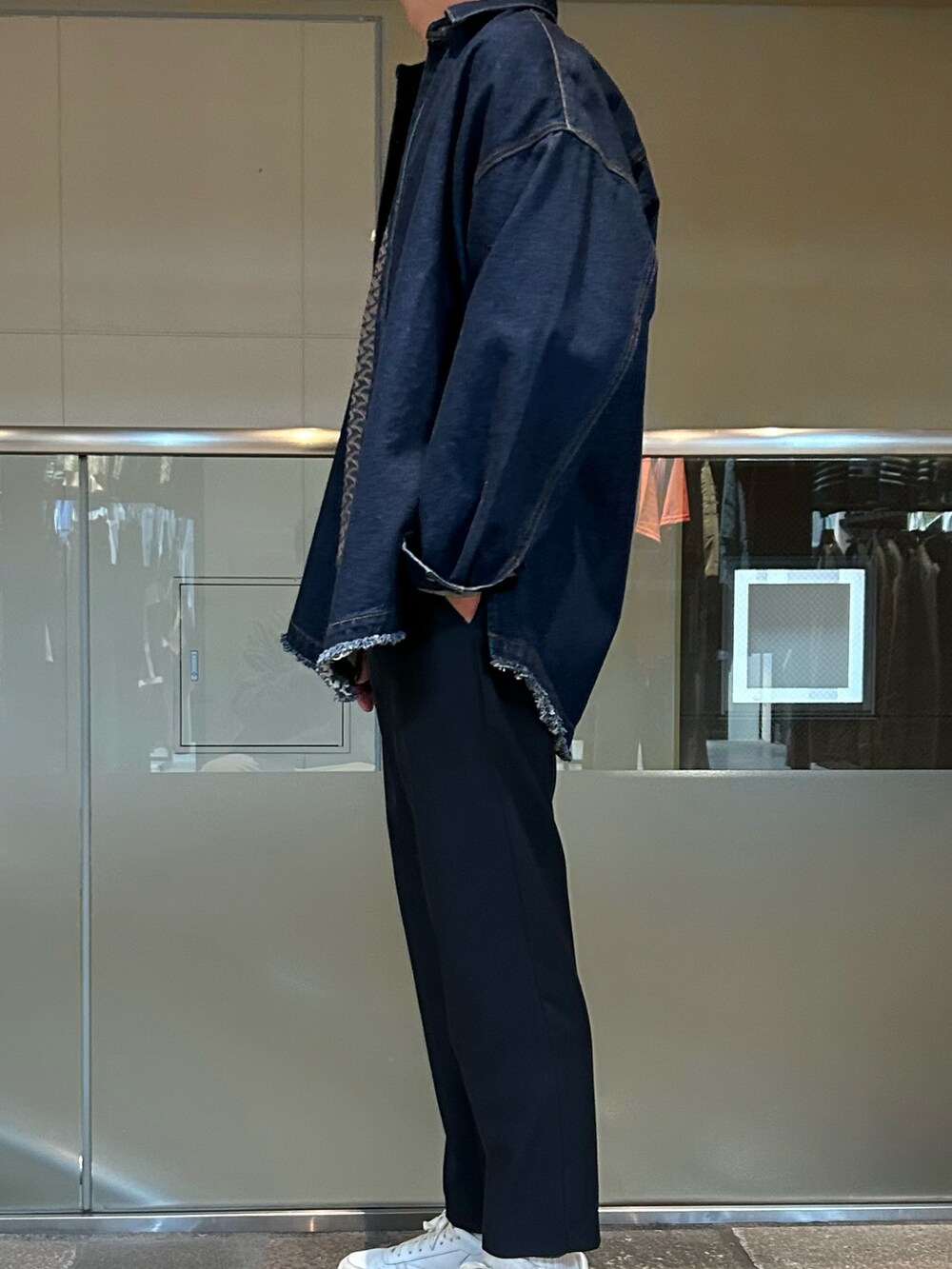 ブルー系のシャツ/ブラウス、グレー系のTシャツ/カットソー、ブルー系のその他パンツを着用したメンズの春コーディネートの3枚目の写真