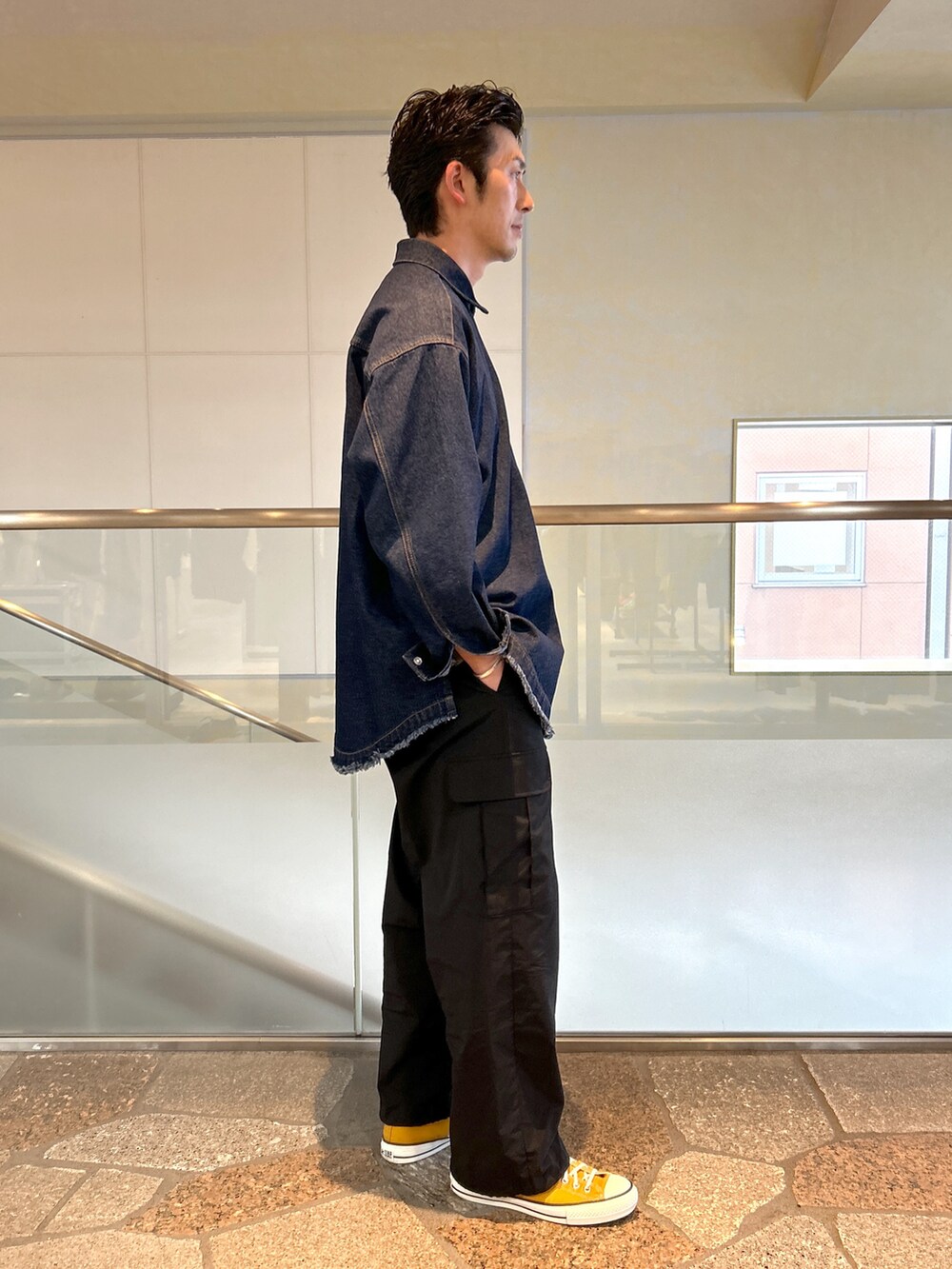 ブルー系のシャツ/ブラウス、ブラック系のカーゴパンツを着用したメンズの春コーディネートの2枚目の写真