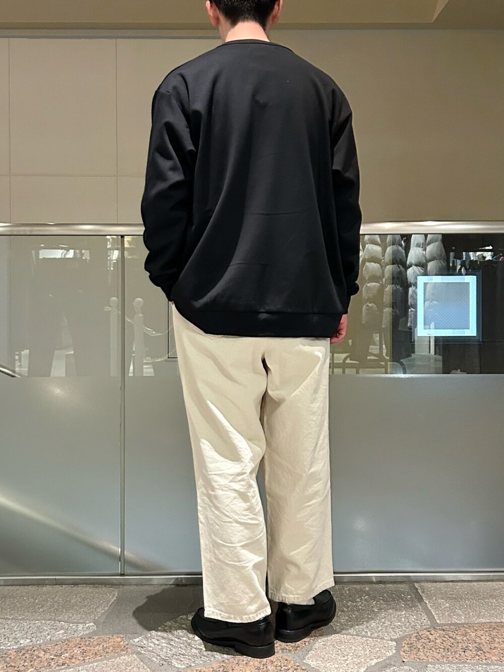 ブラック系のカーディガン/ボレロ、ホワイト系のデニムパンツを着用したメンズの冬コーディネートの4枚目の写真