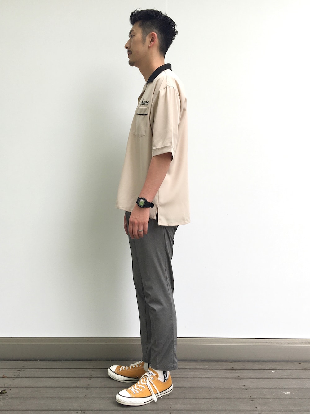 ベージュ系のシャツ/ブラウス、ホワイト系のTシャツ/カットソー、グレー系のスラックスを着用したメンズの夏コーディネートの2枚目の写真