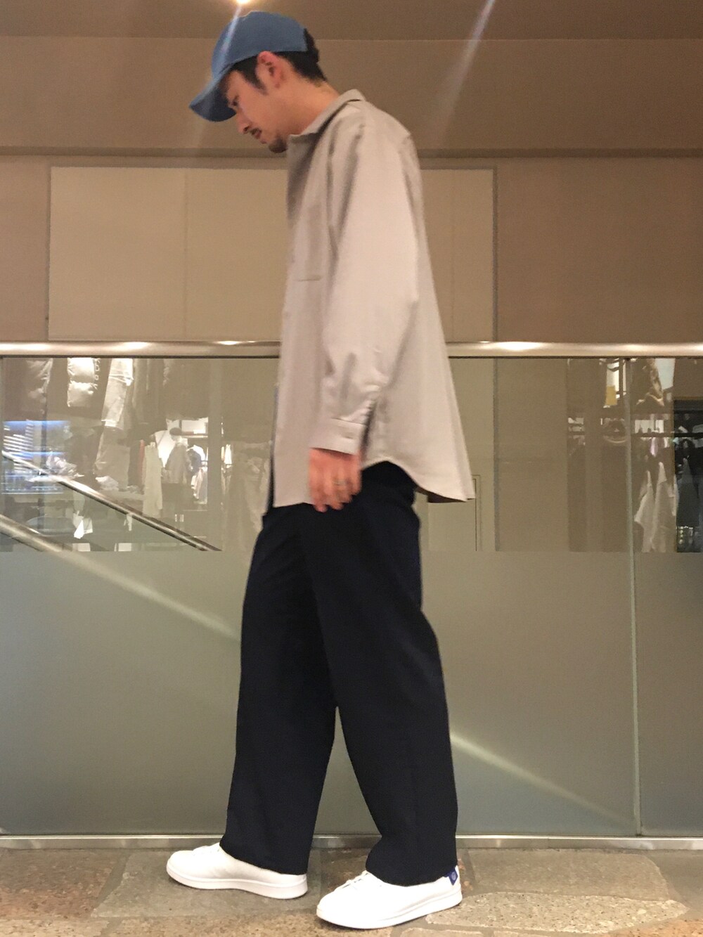 ベージュ系のシャツ/ブラウス、グリーン系のTシャツ/カットソー、ブルー系のスラックスを着用したメンズの冬コーディネートの3枚目の写真