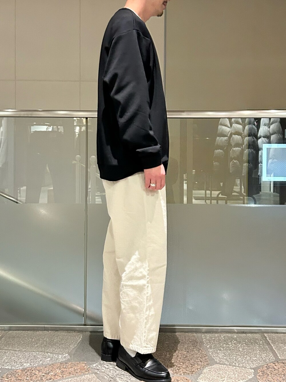 ブラック系のカーディガン/ボレロ、ホワイト系のデニムパンツを着用したメンズの冬コーディネートの3枚目の写真