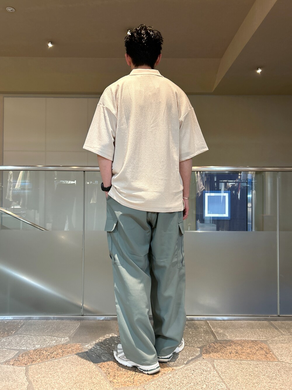 ホワイト系のシャツ/ブラウス、グリーン系のカーゴパンツを着用したメンズの春コーディネートの3枚目の写真