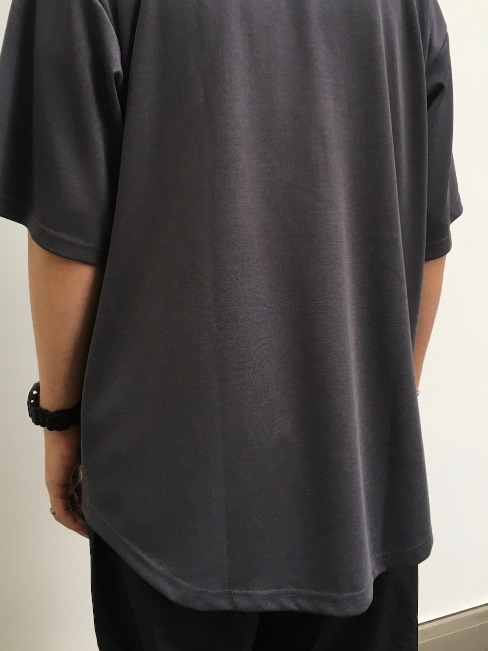 グレー系のTシャツ/カットソー、ブラック系のショルダーバッグ、ブラック系のカーゴパンツを着用したメンズの夏コーディネートの5枚目の写真