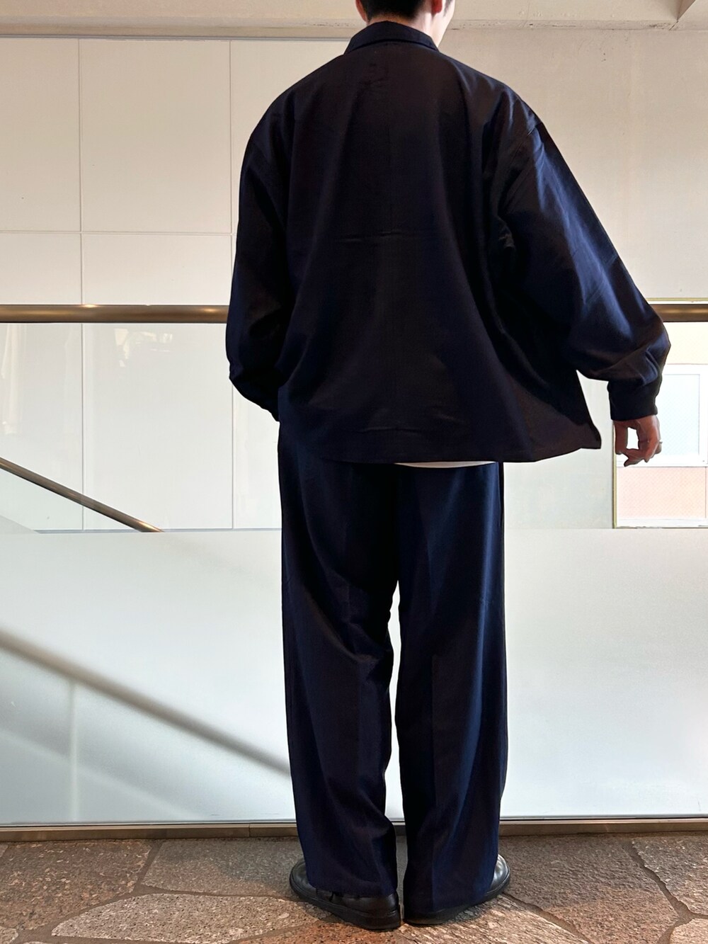 ブルー系のシャツ/ブラウス、ブルー系のデニムパンツ、ホワイト系のTシャツ/カットソーを着用したメンズの秋コーディネートの5枚目の写真