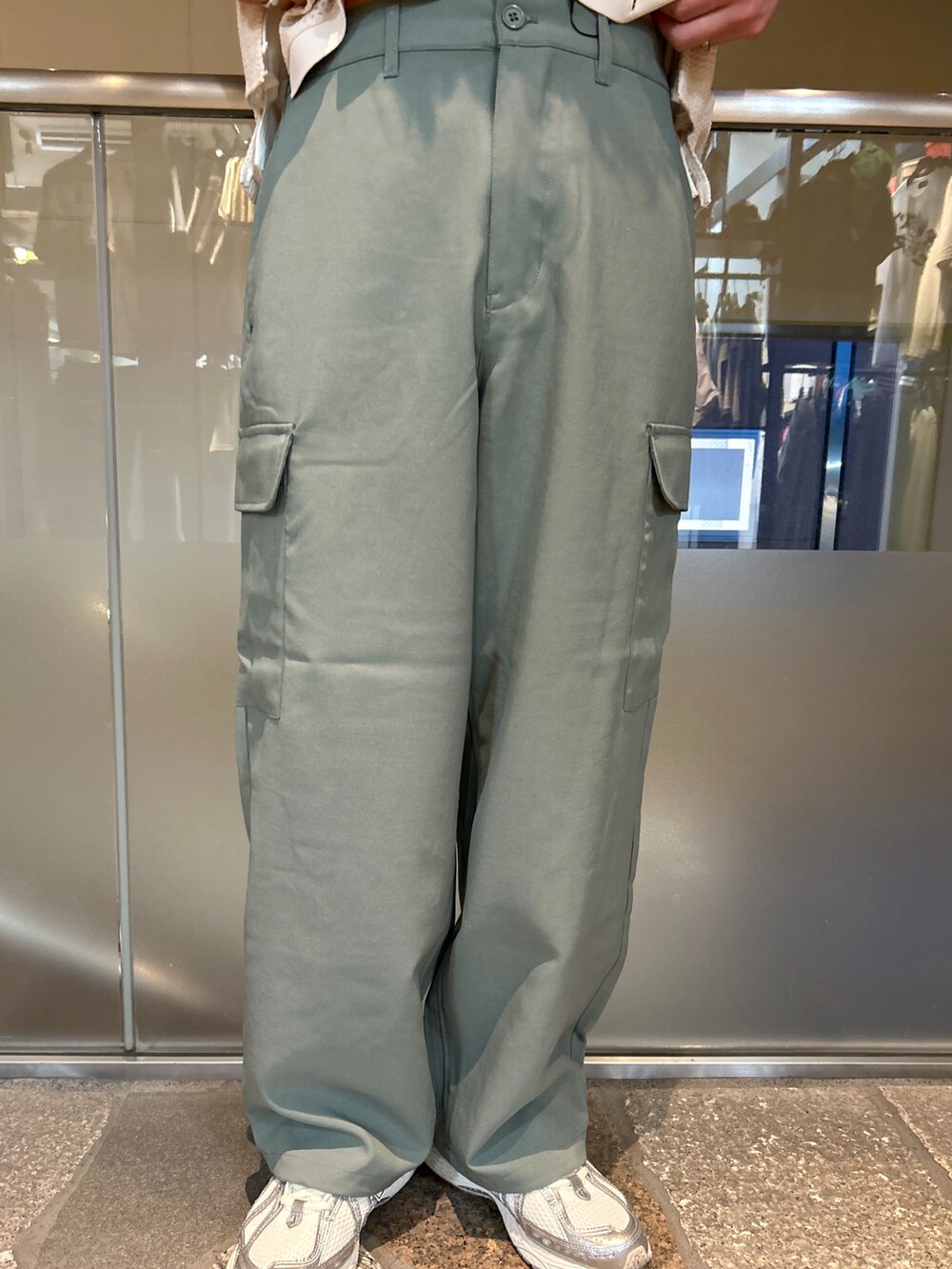 ホワイト系のシャツ/ブラウス、グリーン系のカーゴパンツを着用したメンズの春コーディネートの4枚目の写真