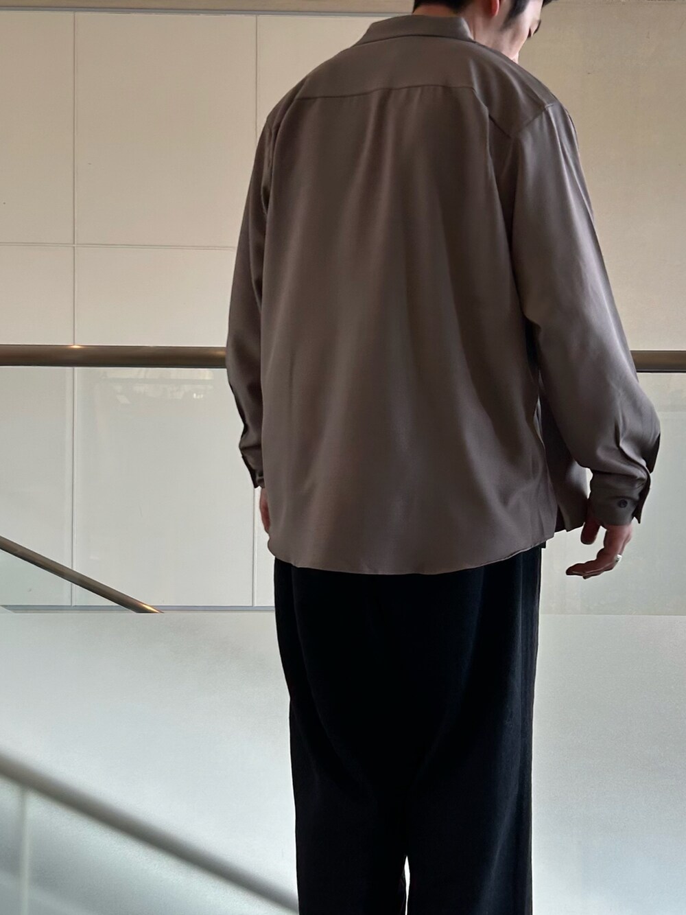 ベージュ系のシャツ/ブラウス、グリーン系のTシャツ/カットソー、ブラック系のデニムパンツを着用したメンズの秋コーディネートの4枚目の写真