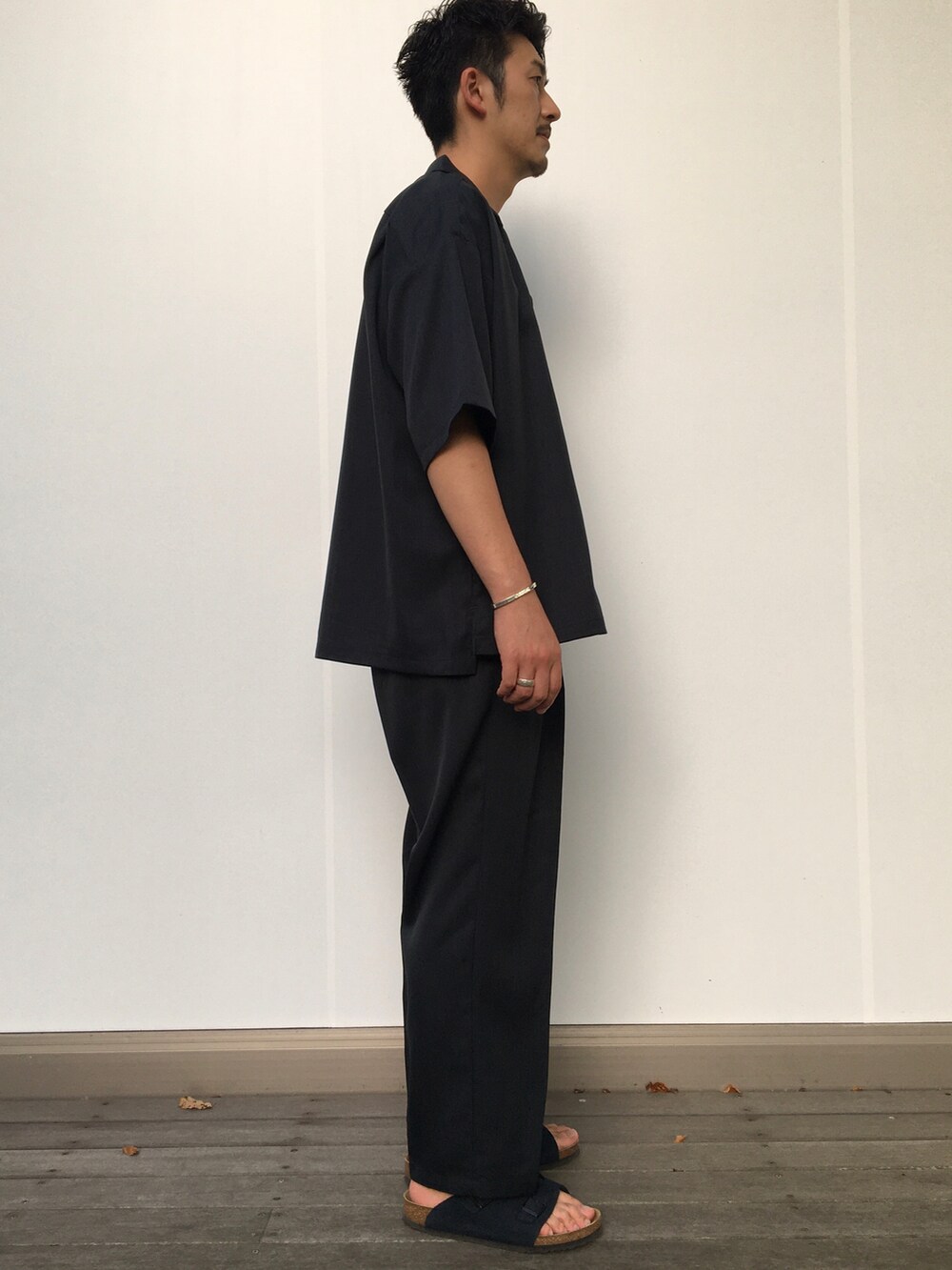 ブラック系のシャツ/ブラウス、グレー系のTシャツ/カットソー、ブラック系のスラックスを着用したメンズの夏コーディネートの2枚目の写真