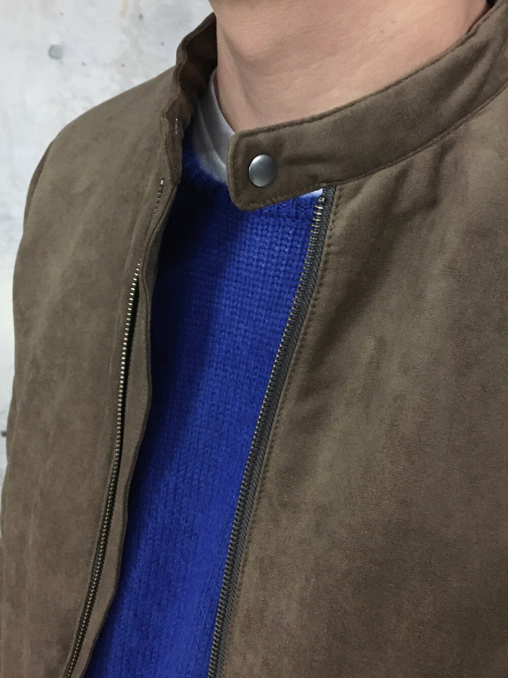 ブラウン系のその他アウター、ブルー系のニット/セーター、ブルー系のデニムパンツを着用したメンズの冬コーディネートの5枚目の写真
