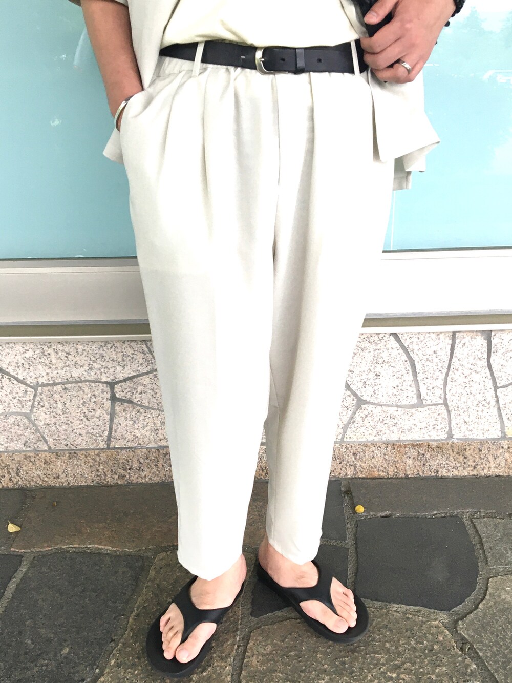 ホワイト系のシャツ/ブラウス、ホワイト系のその他パンツ、ベージュ系のTシャツ/カットソーを着用したメンズの夏コーディネートの5枚目の写真