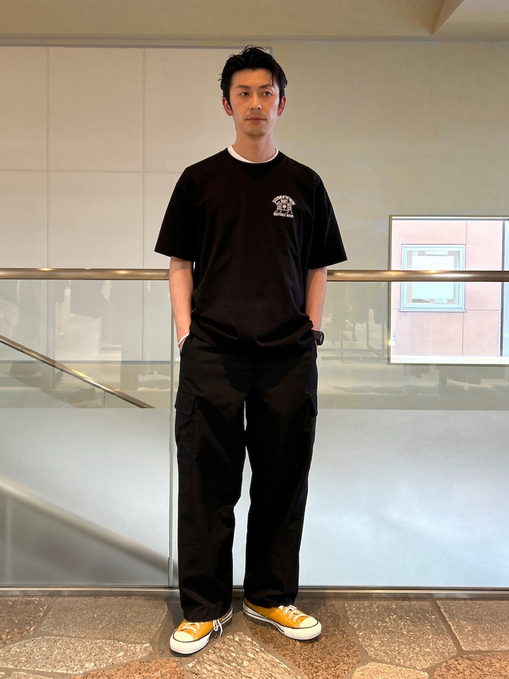 ブラック系のTシャツ/カットソー、ブラック系のカーゴパンツを着用したメンズの春コーディネートの2枚目の写真