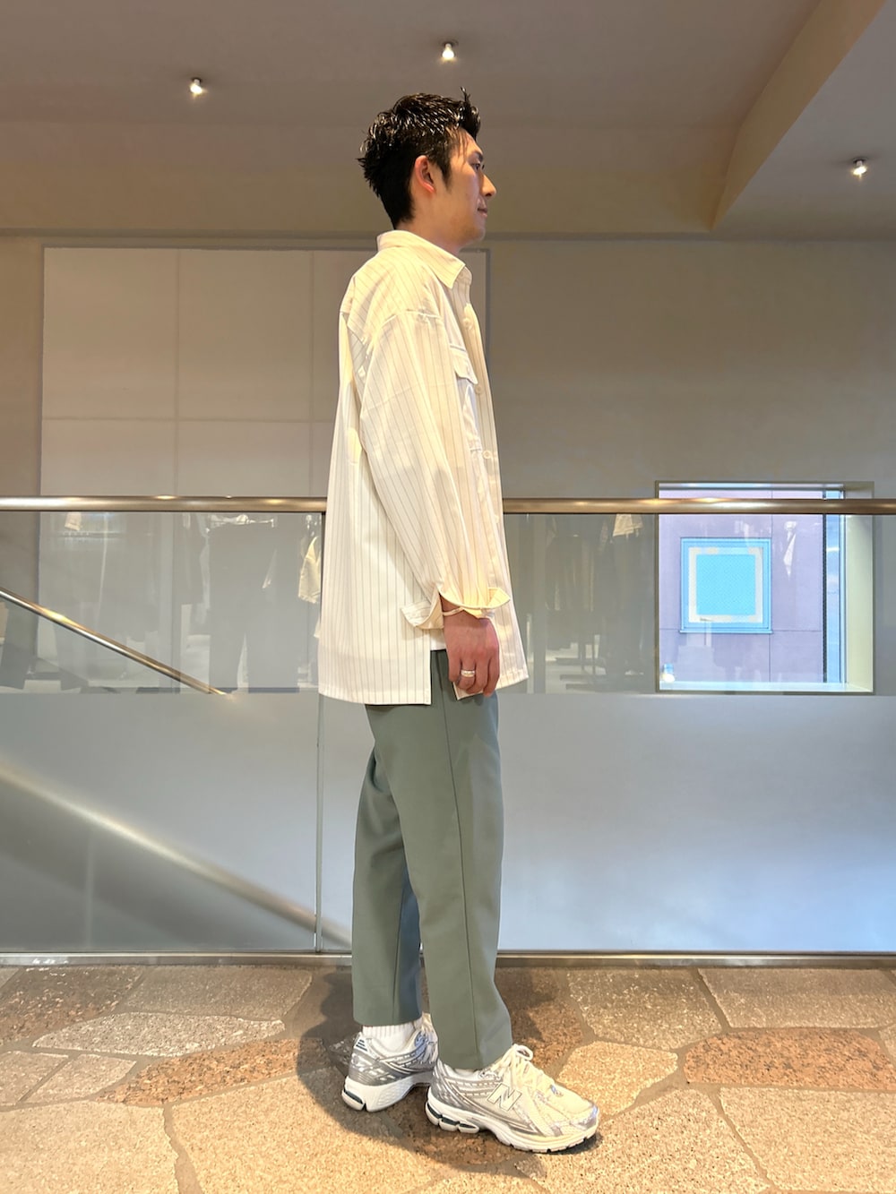 ホワイト系のシャツ/ブラウス、ホワイト系のTシャツ/カットソー、グリーン系のその他パンツを着用したメンズの春コーディネートの2枚目の写真