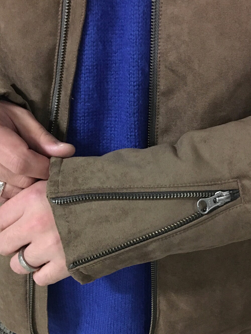 ブラウン系のその他アウター、ブルー系のニット/セーター、ブルー系のデニムパンツを着用したメンズの冬コーディネートの4枚目の写真