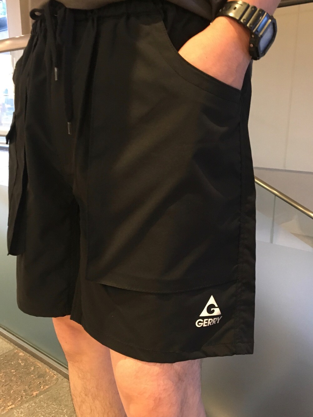 ブルー系のシャツ/ブラウス、グレー系のTシャツ/カットソー、ブラック系のカーゴパンツを着用したメンズの夏コーディネートの4枚目の写真