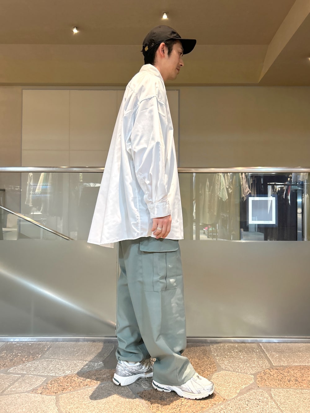 ホワイト系のシャツ/ブラウス、グリーン系のTシャツ/カットソー、グリーン系のカーゴパンツを着用したメンズの春コーディネートの2枚目の写真