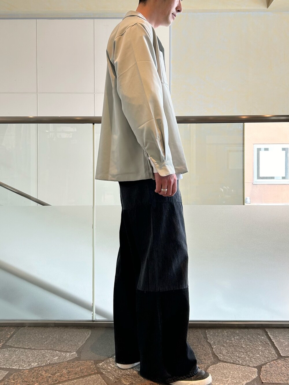 グリーン系のシャツ/ブラウス、ホワイト系のTシャツ/カットソー、ブラック系のデニムパンツを着用したメンズの春コーディネートの2枚目の写真