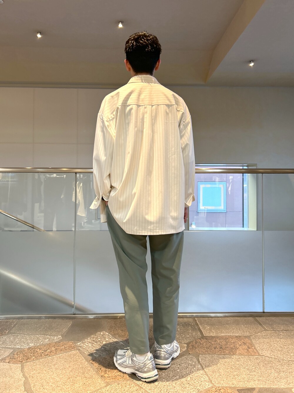 ホワイト系のシャツ/ブラウス、ホワイト系のTシャツ/カットソー、グリーン系のその他パンツを着用したメンズの春コーディネートの3枚目の写真