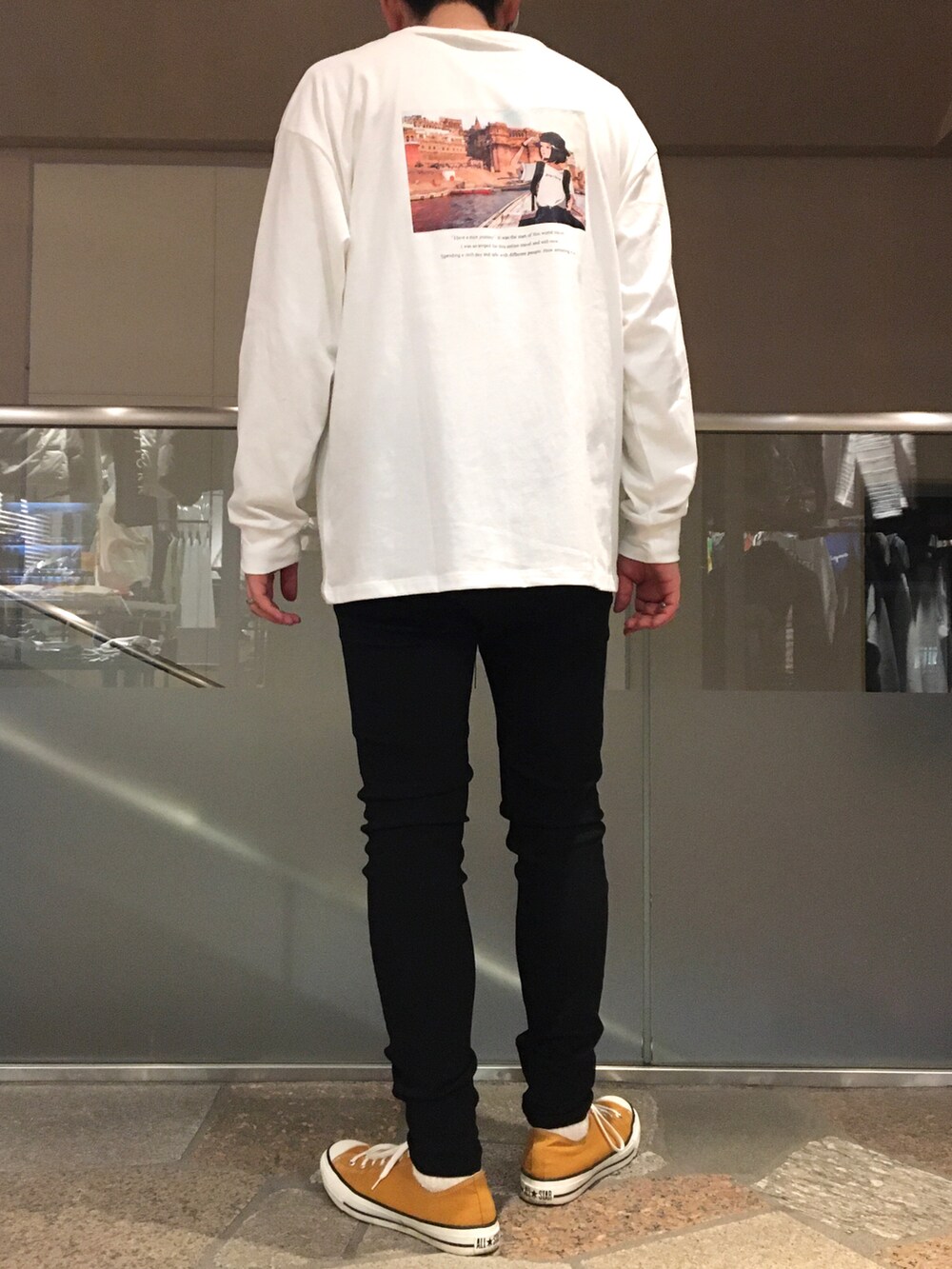 ホワイト系のパーカー、ホワイト系のTシャツ/カットソー、ブラック系のその他パンツを着用したメンズの冬コーディネートの5枚目の写真