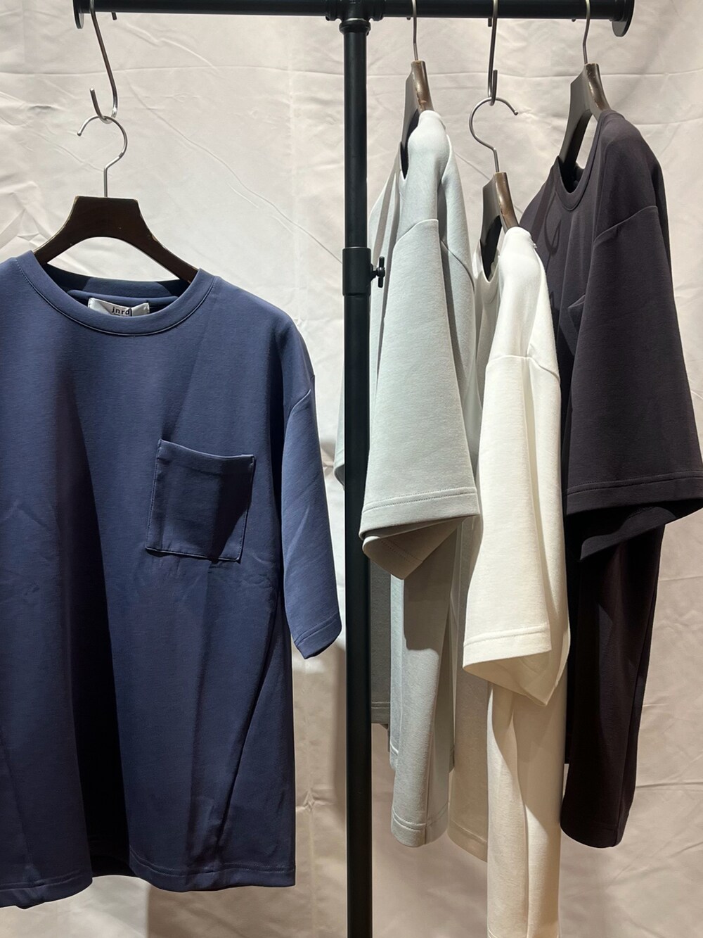 グレー系のTシャツ/カットソー、ブラック系のその他パンツ、グレー系のキャップを着用したメンズの春コーディネートの4枚目の写真