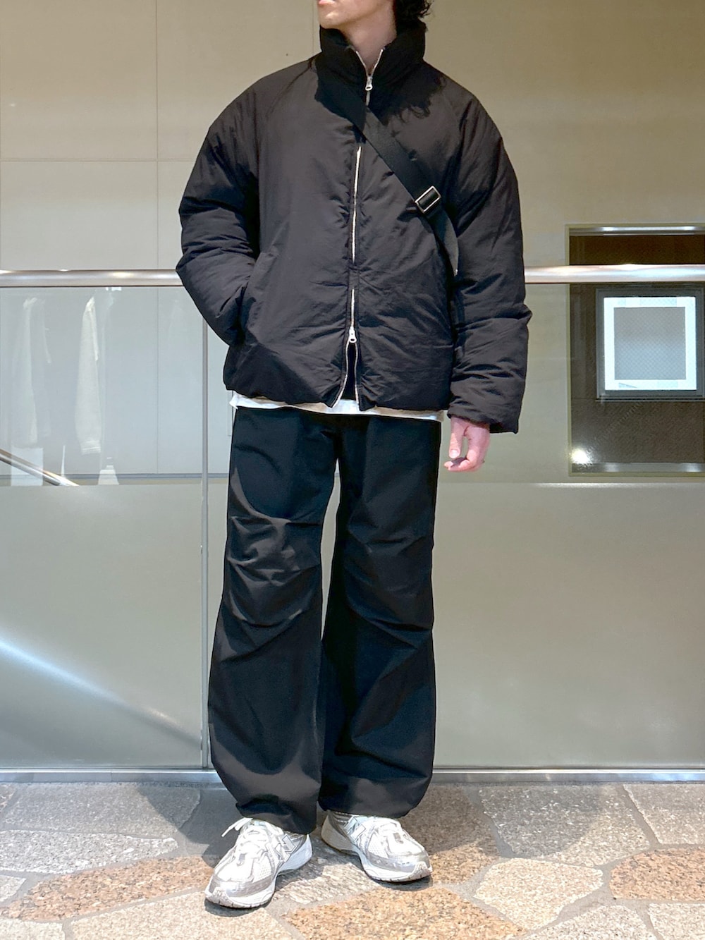 ブラック系のダウンジャケット/コート、ブラック系のその他パンツを着用したメンズの冬コーディネートの5枚目の写真