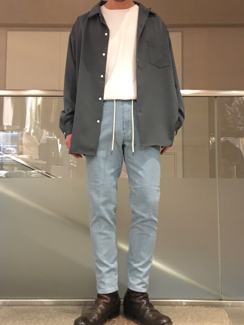 グリーン系のシャツ/ブラウス、ホワイト系のTシャツ/カットソー、ブルー系のデニムパンツを着用したメンズの冬コーディネートの2枚目の写真