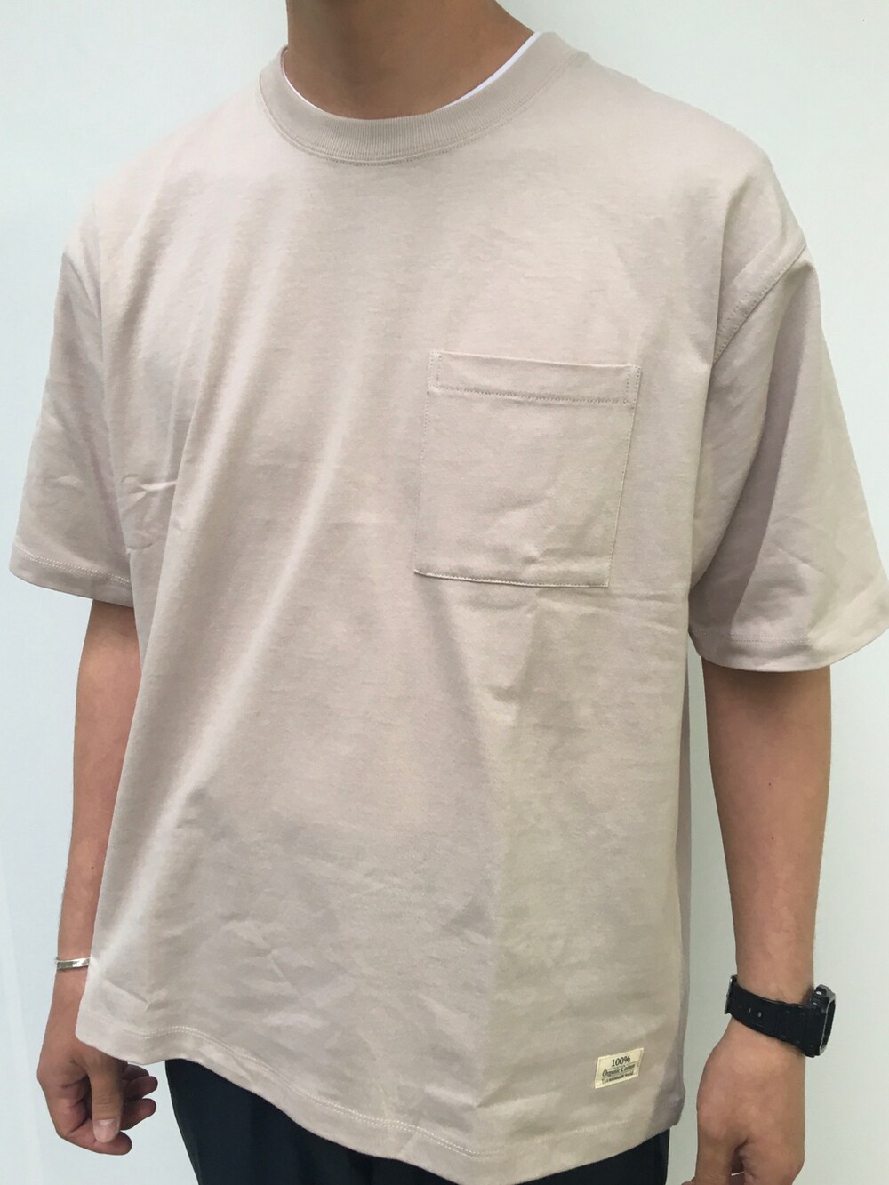 ベージュ系のTシャツ/カットソー、ブラック系のスラックスを着用したメンズの春コーディネートの4枚目の写真