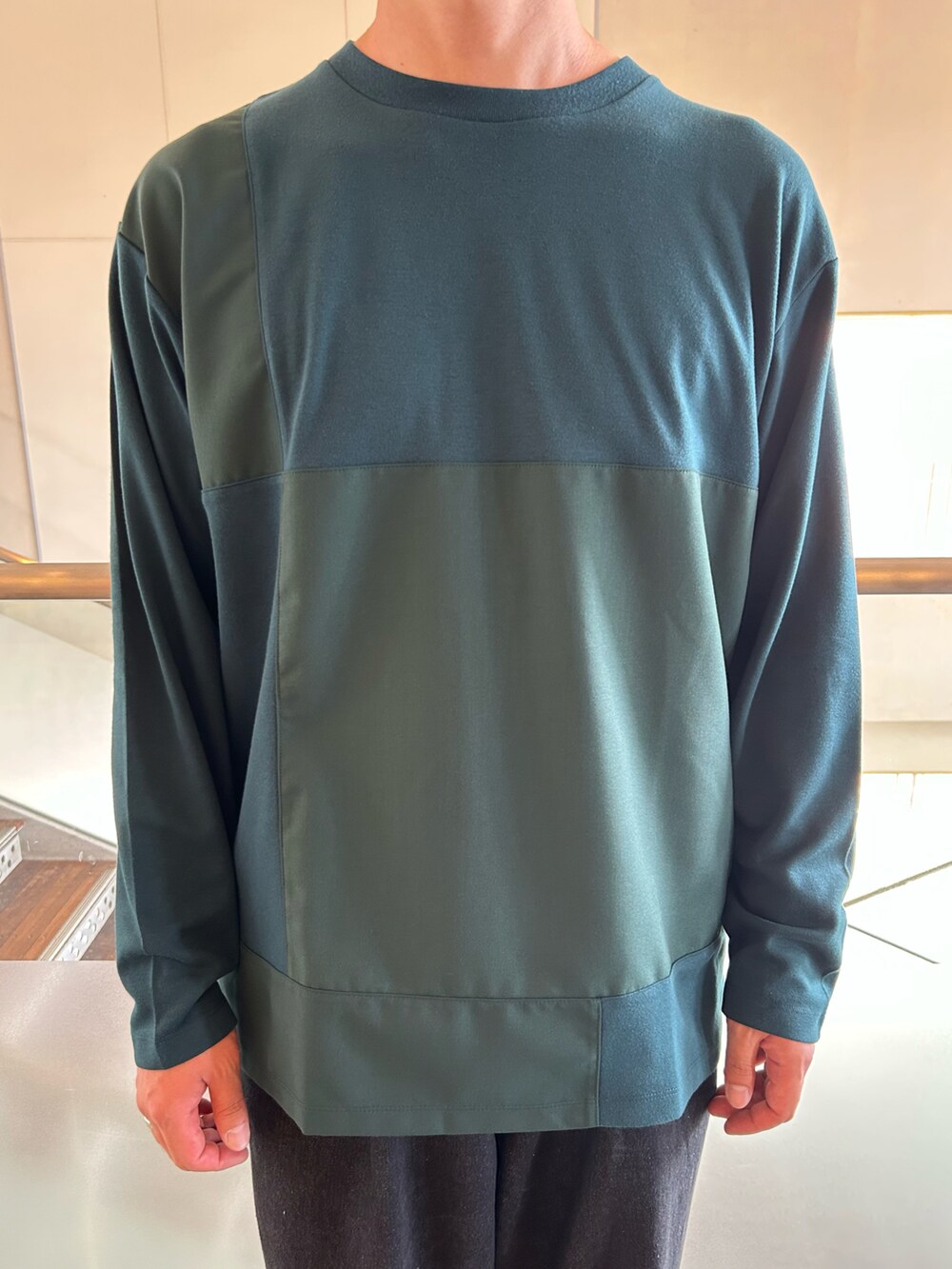 ベージュ系のシャツ/ブラウス、グリーン系のTシャツ/カットソー、ブラック系のデニムパンツを着用したメンズの秋コーディネートの5枚目の写真