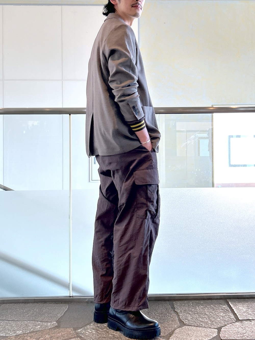 ホワイト系のTシャツ/カットソー、ベージュ系のテーラードジャケット、ブラウン系のカーゴパンツを着用したメンズの秋コーディネートの2枚目の写真