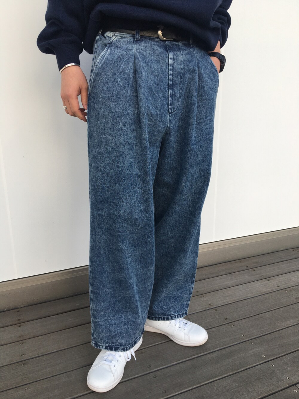 ブルー系のニット/セーター、ブルー系のデニムパンツ、ホワイト系のスニーカーを着用したメンズの春コーディネートの3枚目の写真