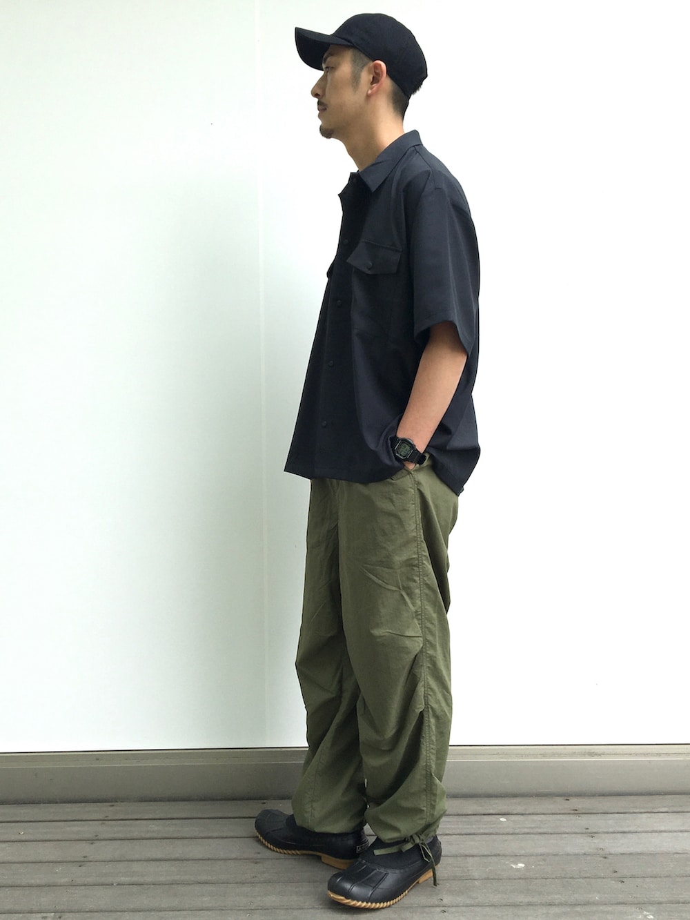 ブラック系のシャツ/ブラウス、ホワイト系のTシャツ/カットソー、グリーン系のカーゴパンツを着用したメンズの夏コーディネートの3枚目の写真