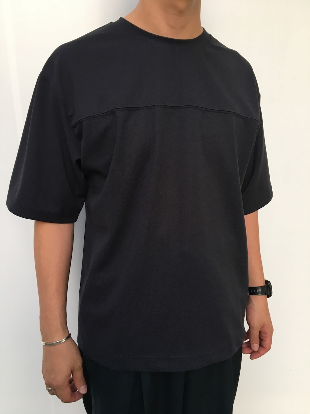 ブラック系のシャツ/ブラウス、グレー系のTシャツ/カットソー、ブラック系のスラックスを着用したメンズの夏コーディネートの5枚目の写真