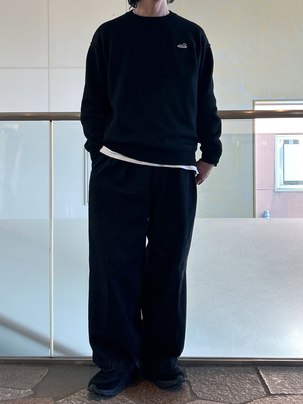 ブラック系のニット/セーターを着用したメンズの春コーディネートの3枚目の写真