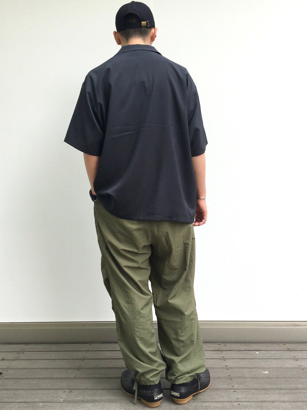 ブラック系のシャツ/ブラウス、ホワイト系のTシャツ/カットソー、グリーン系のカーゴパンツを着用したメンズの夏コーディネートの2枚目の写真