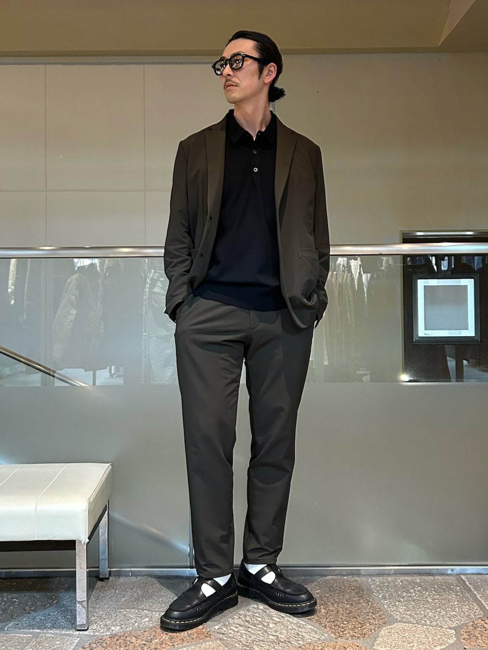 グリーン系のテーラードジャケット、グリーン系のスラックスを着用したメンズの秋コーディネートの2枚目の写真