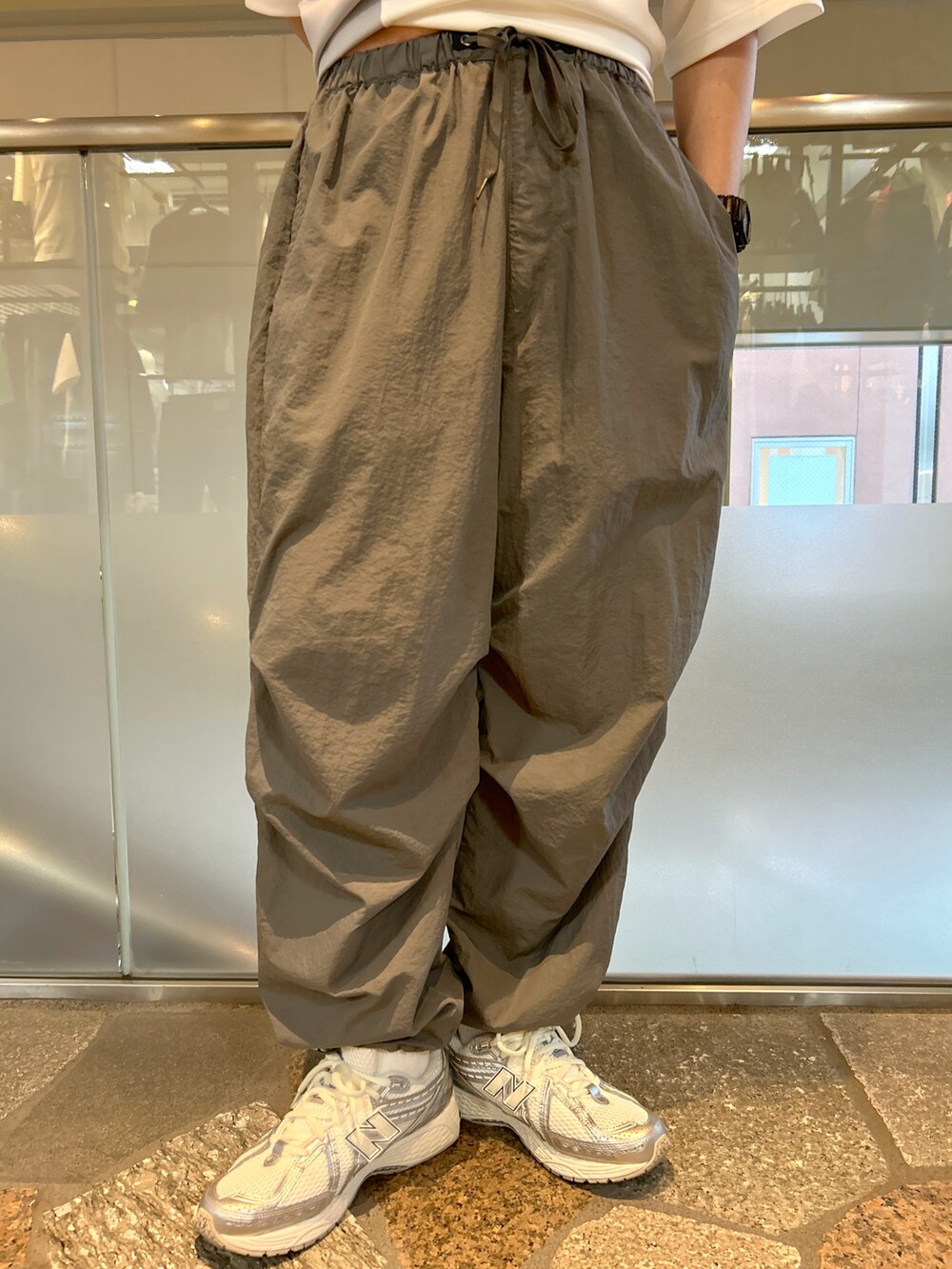 ホワイト系のTシャツ/カットソー、グレー系のカーゴパンツを着用したメンズの夏コーディネートの3枚目の写真