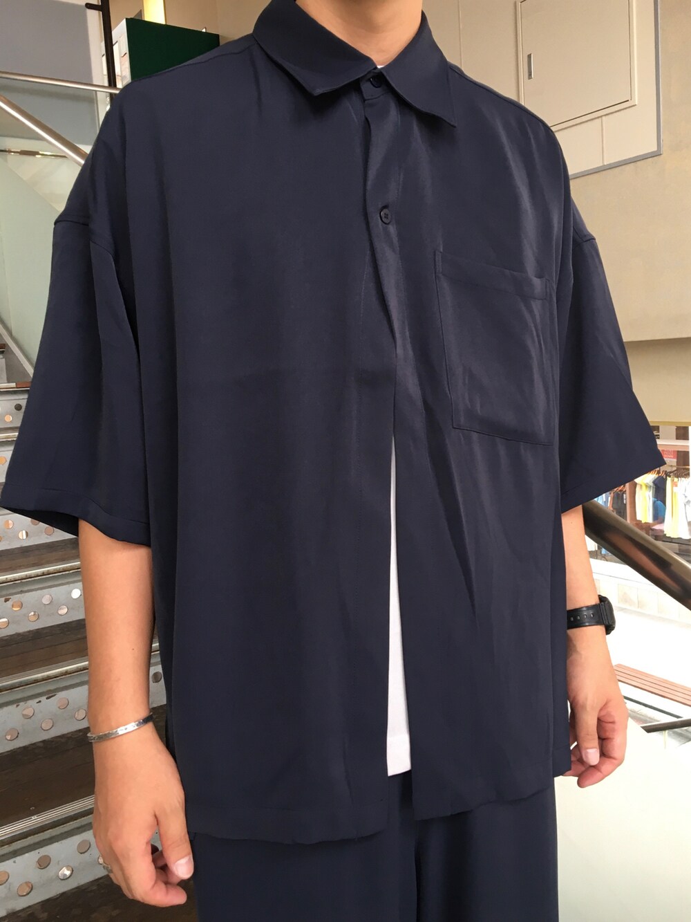 ベージュ系のTシャツ/カットソー、ブルー系のセットアップを着用したメンズの夏コーディネートの3枚目の写真