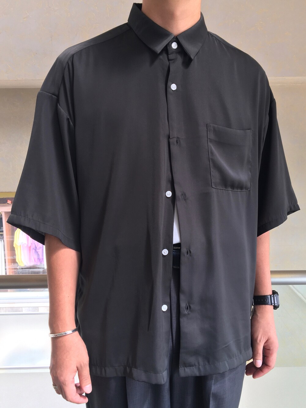 ブラック系のシャツ/ブラウス、グレー系のスラックスを着用したメンズの夏コーディネートの2枚目の写真