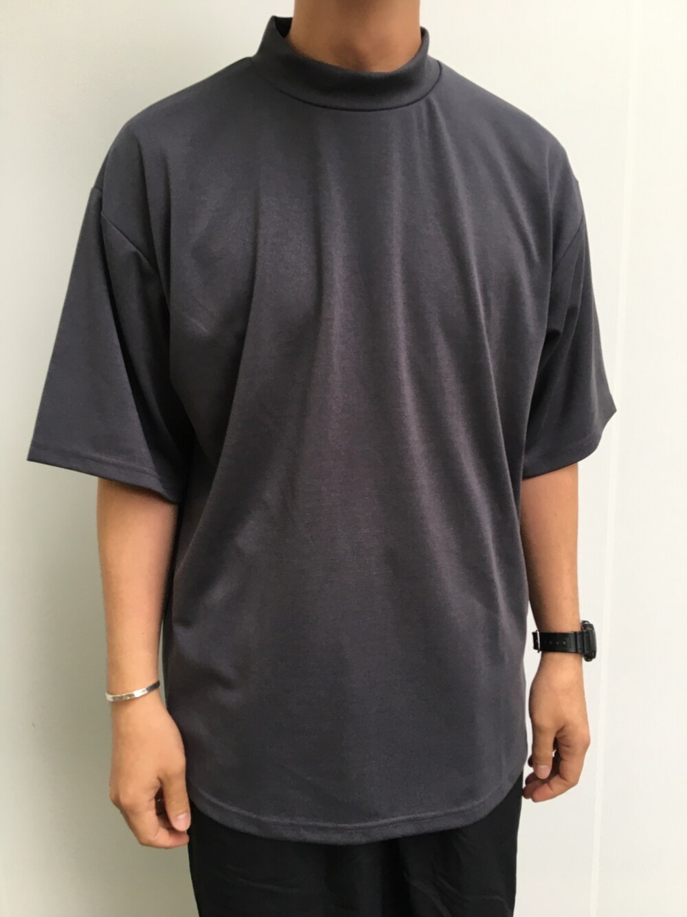 グレー系のTシャツ/カットソー、ブラック系のショルダーバッグ、ブラック系のカーゴパンツを着用したメンズの夏コーディネートの4枚目の写真