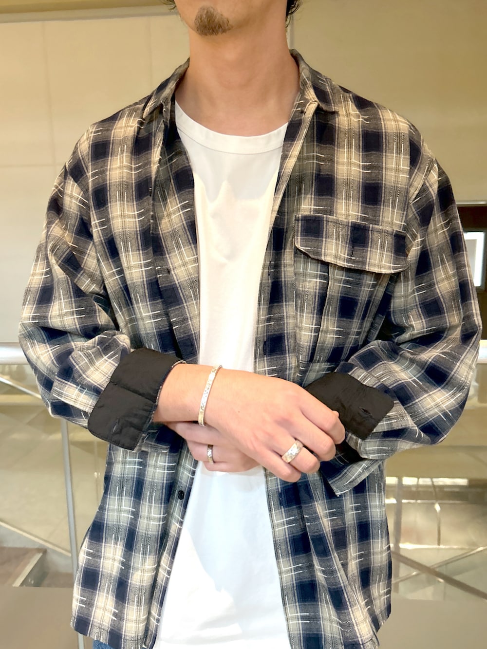 ブルー系のシャツ/ブラウスを着用したメンズの秋コーディネートの5枚目の写真