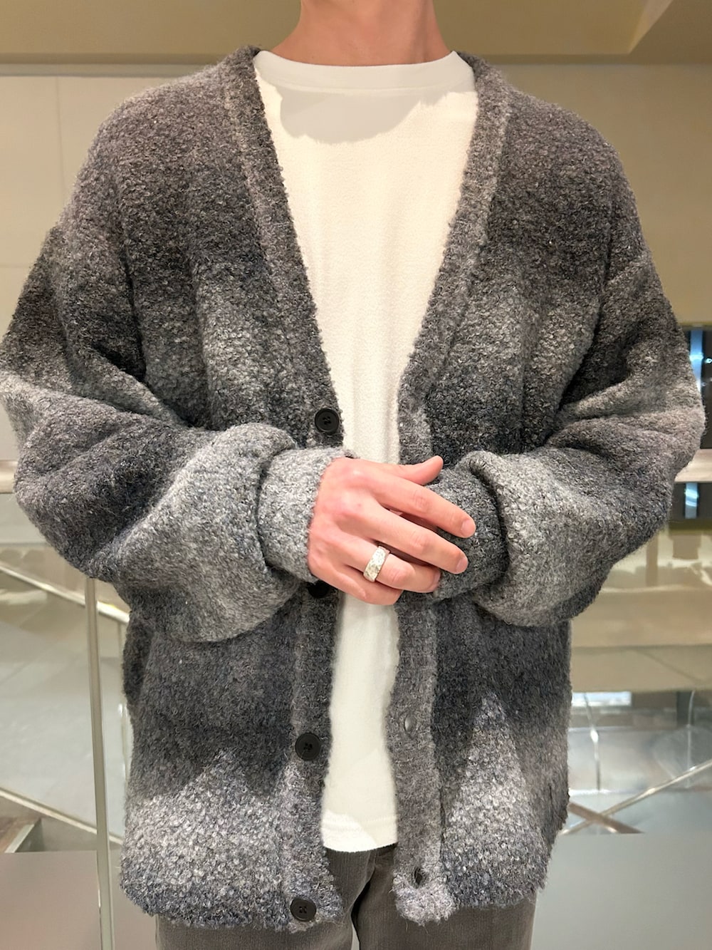 グレー系のカーディガン/ボレロ、グレー系のデニムパンツを着用したメンズの冬コーディネートの3枚目の写真