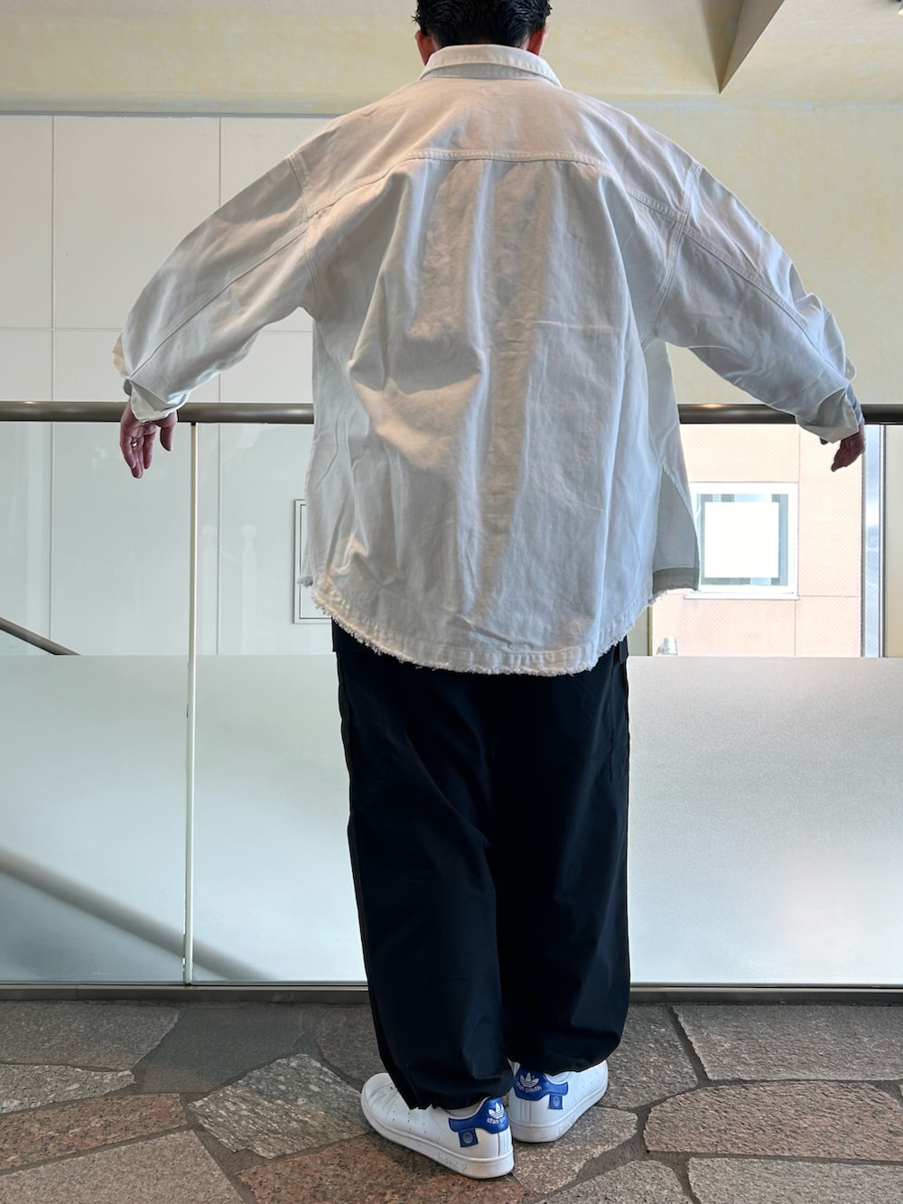 ホワイト系のシャツ/ブラウス、グレー系のTシャツ/カットソー、ブラック系のカーゴパンツを着用したメンズの春コーディネートの3枚目の写真