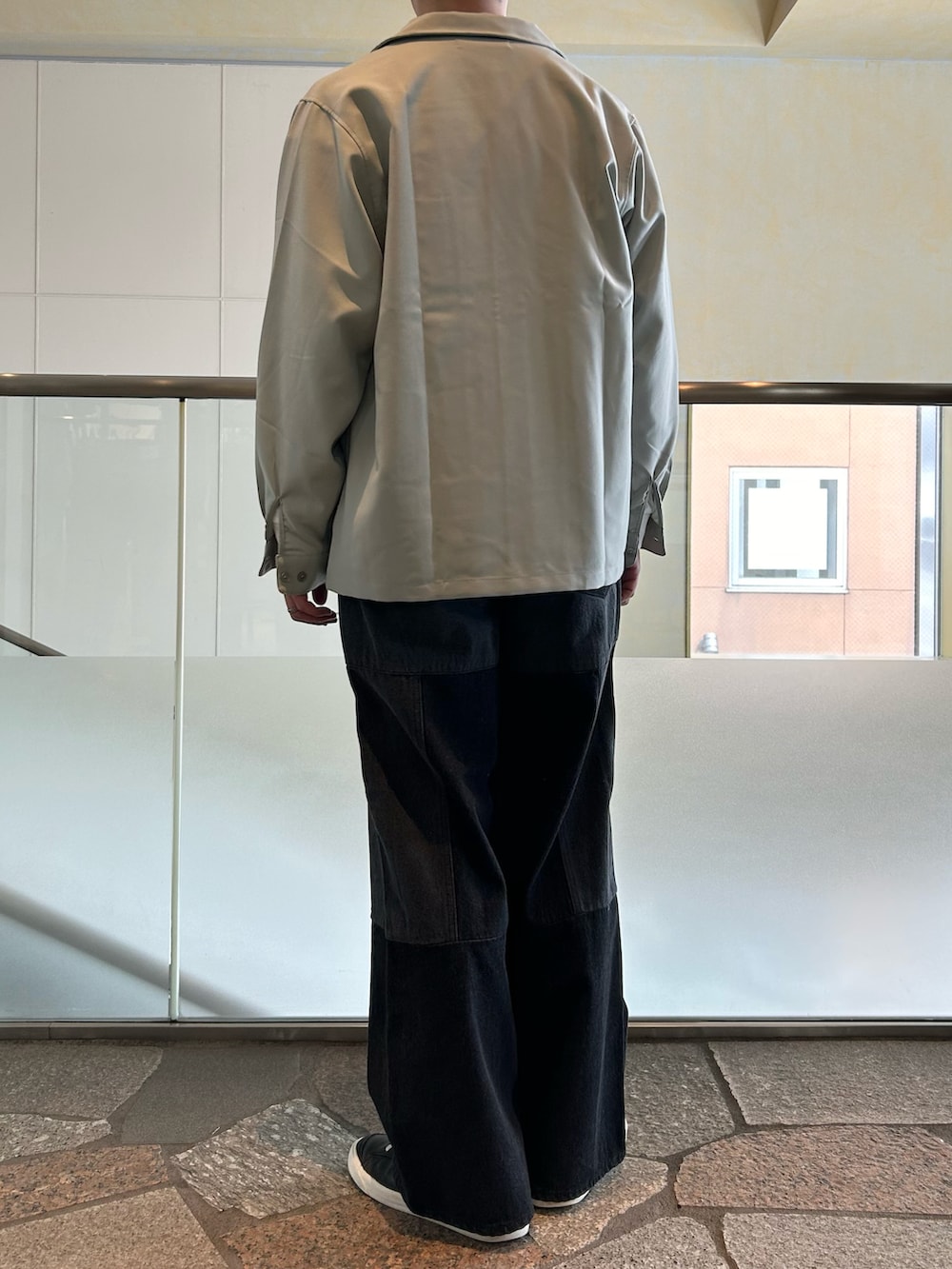 グリーン系のシャツ/ブラウス、ホワイト系のTシャツ/カットソー、ブラック系のデニムパンツを着用したメンズの春コーディネートの3枚目の写真